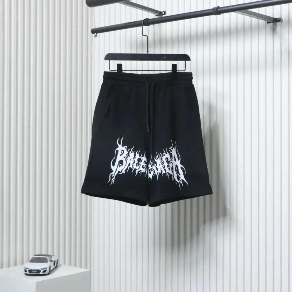 Balenciaga Shorts mit Gothic Buchstabendruck