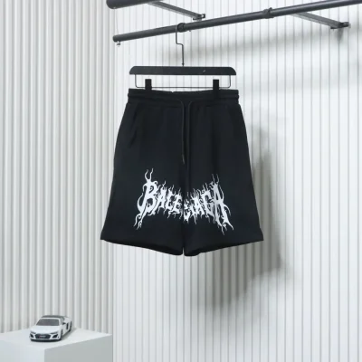 Balenciaga Shorts mit Gothic Buchstabendruck