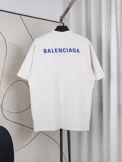 Balenciaga T-Shirt mit elektrisierendem, blauem Logo-Stickerei