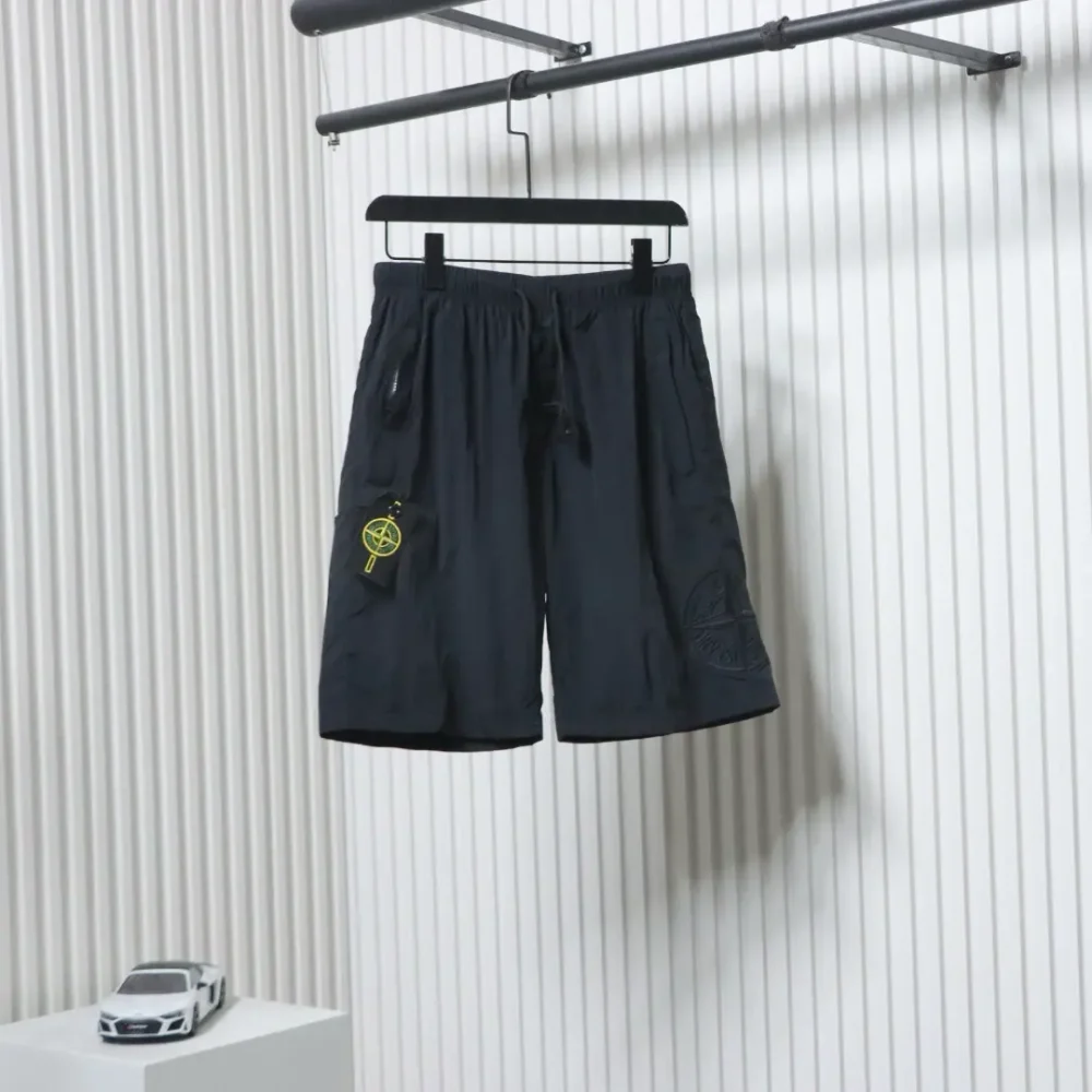 Cargo-Shorts aus Nylon mit metallischem Aufnäher