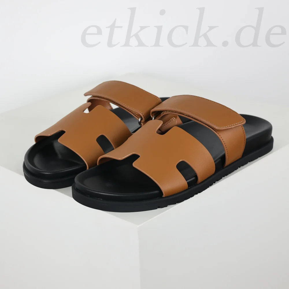 Chypre Flache Flip-Flops Sandalen Leder Braun und Schwarz