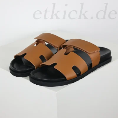 Chypre Flache Flip-Flops Sandalen Leder Braun und Schwarz