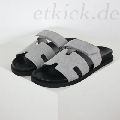 Chypre Flache Flip-Flops Sandalen Leder Graues und schwarzes Wildleder