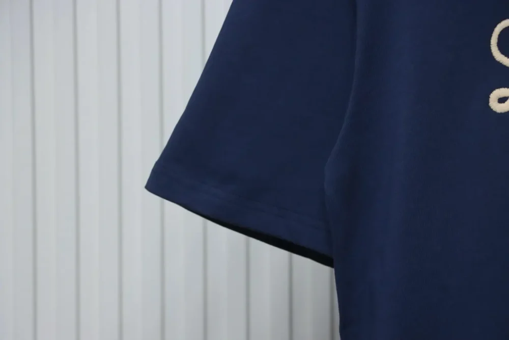 Dreidimensionales, gesticktes Kurzarm-T-Shirt mit Signaturbuchstaben in Blau – Bild 3
