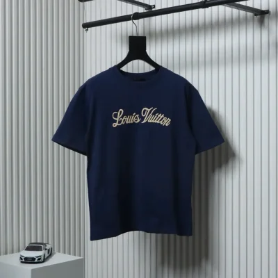 Dreidimensionales, gesticktes Kurzarm-T-Shirt mit Signaturbuchstaben in Blau