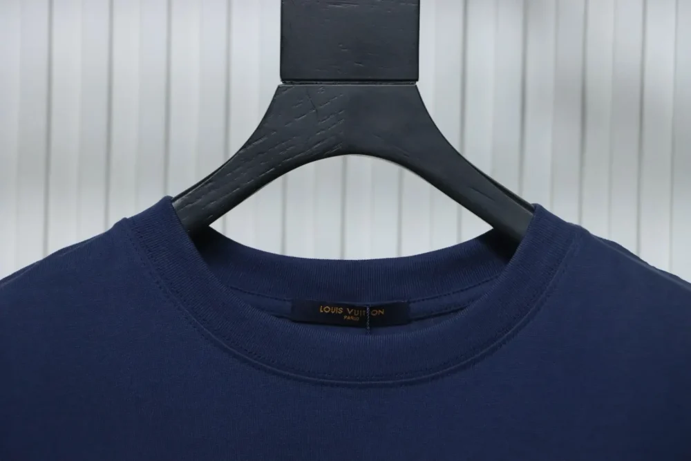 Dreidimensionales, gesticktes Kurzarm-T-Shirt mit Signaturbuchstaben in Blau – Bild 4