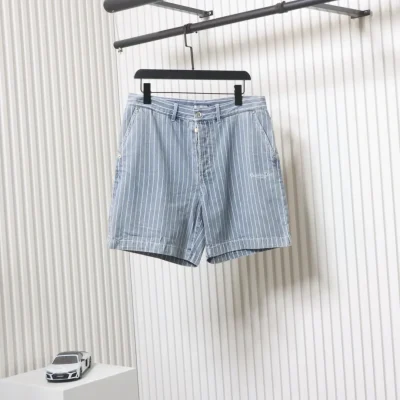 Gestreifte, gewaschene Jeansshorts mit gesticktem Schriftzug