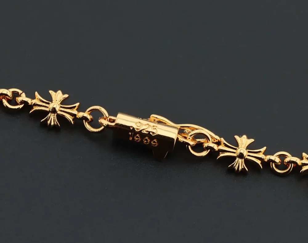 Halskette mit Kreuzblumen-Anhänger und Diamanten in Gold – Bild 4