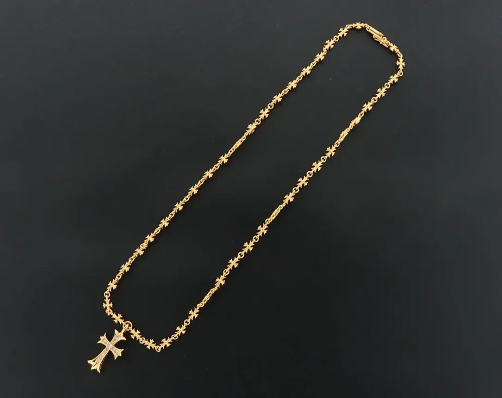 Halskette mit Kreuzblumen-Anhänger und Diamanten in Gold – Bild 3