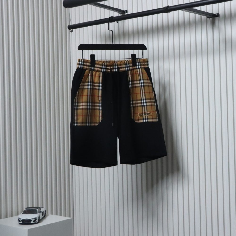 Karierte Shorts mit Patchwork-Taschen und Logo-Schriftzug (Apricot und Schwarz)