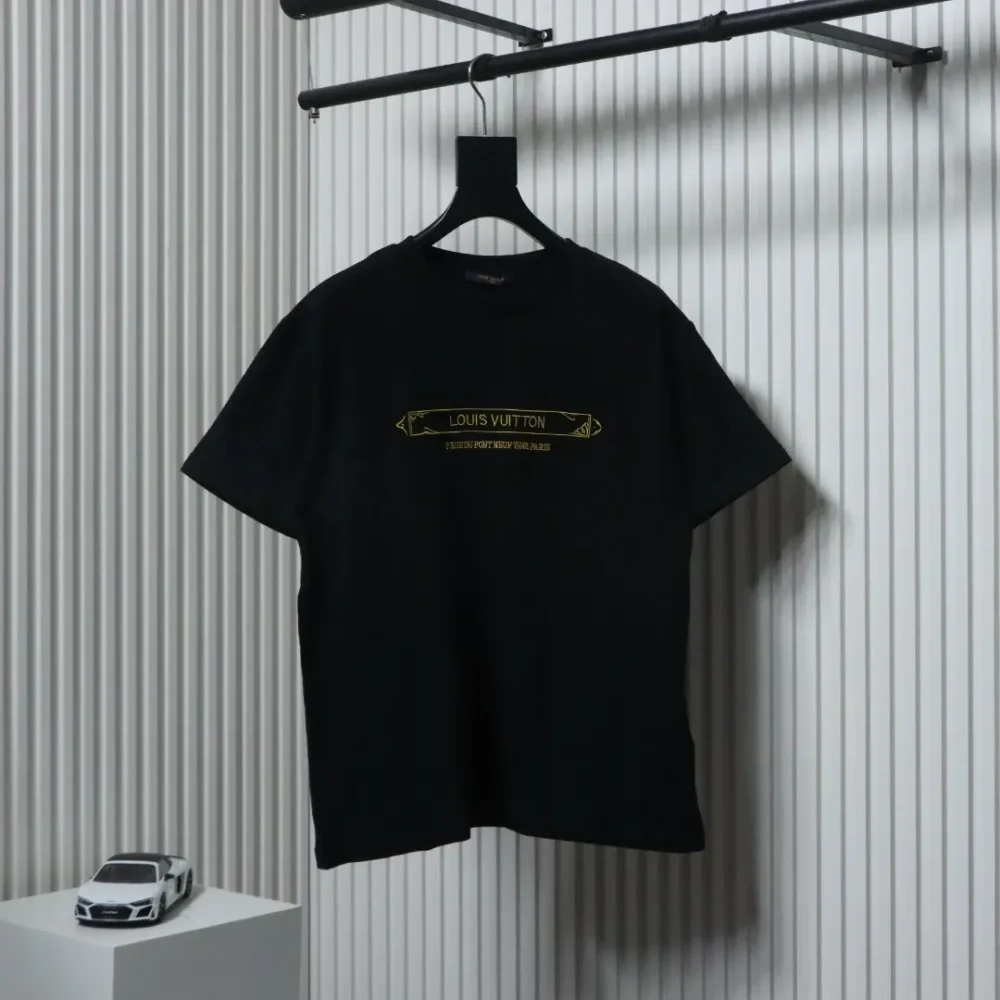 Kurzärmliges Piqué-T-Shirt mit Goldstickerei in Schwarz