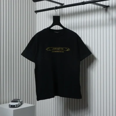 Kurzärmliges Piqué-T-Shirt mit Goldstickerei in Schwarz