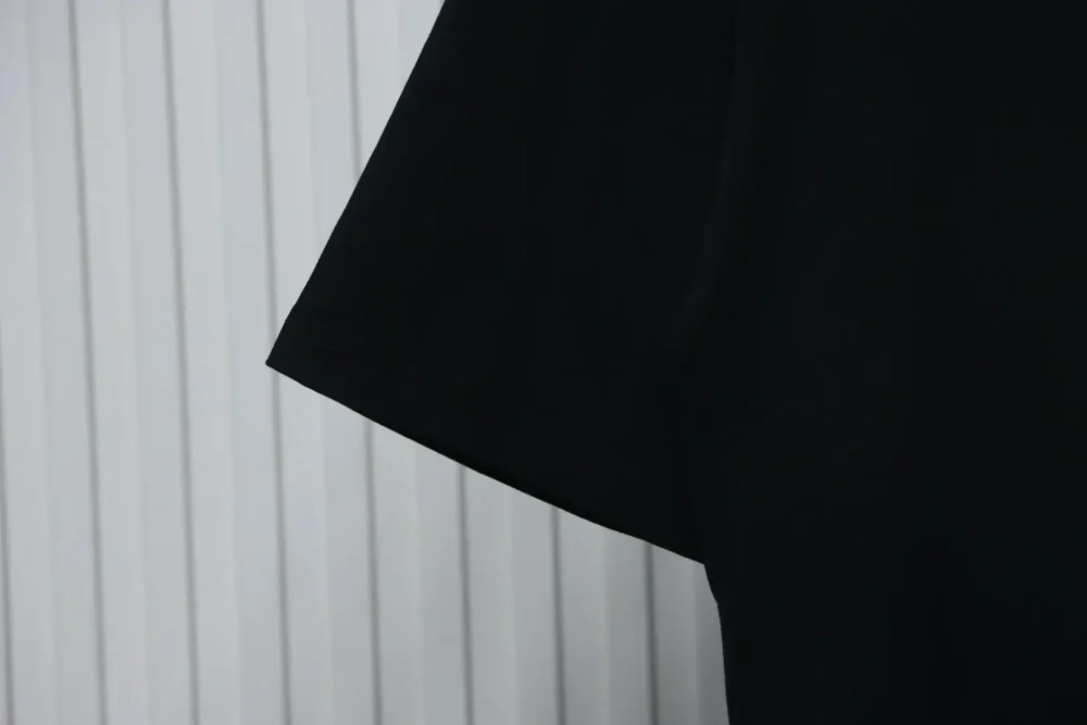 Kurzärmliges T-Shirt mit Colorblock-Schriftzug – Bild 16