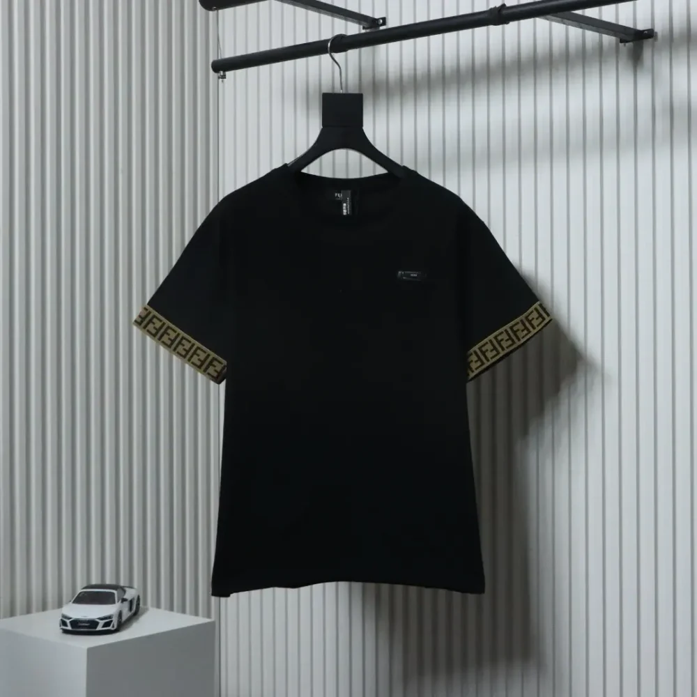 Kurzärmliges T-Shirt mit Gummi-Logo und Web