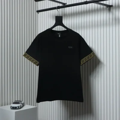 Kurzärmliges T-Shirt mit Gummi-Logo und Web