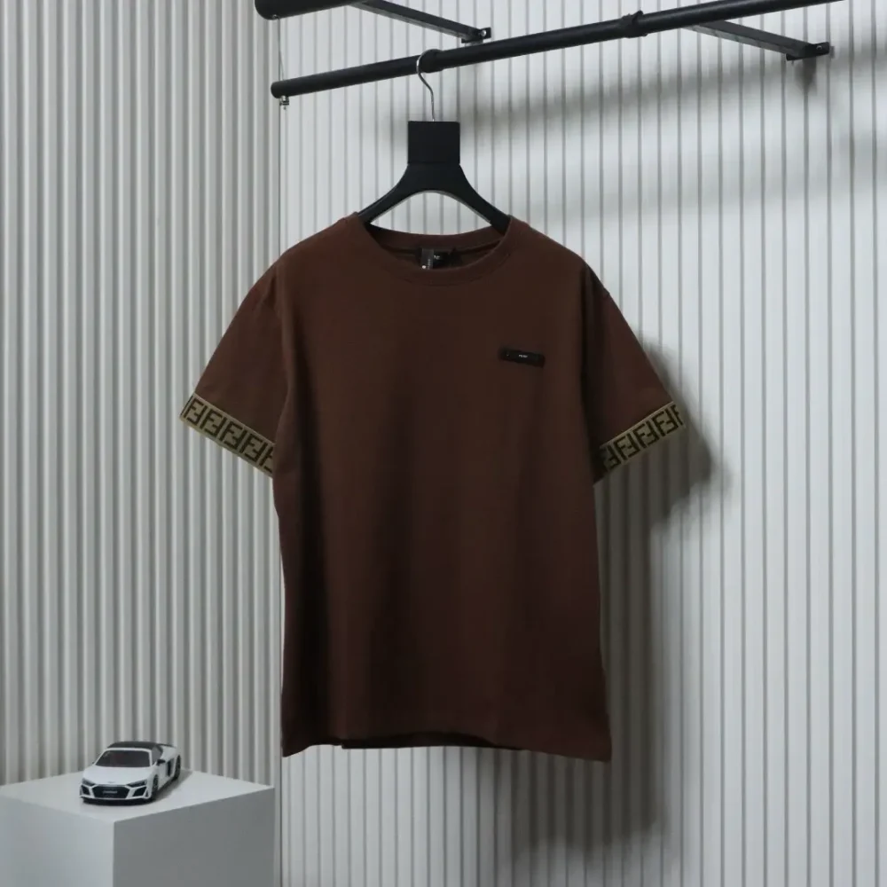 Kurzärmliges T-Shirt mit Gummi-Logo und Web