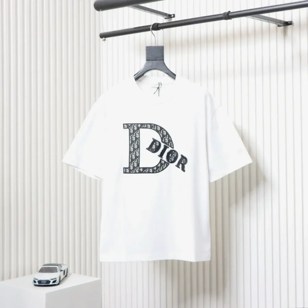 Kurzärmliges T-Shirt mit aufgesticktem Buchstaben und CD-Monogramm-Patch