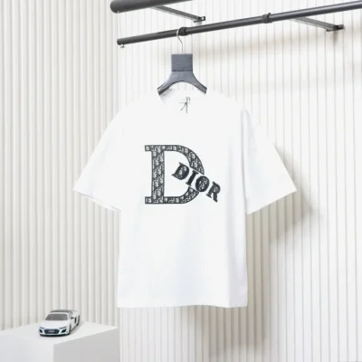 Kurzärmliges T-Shirt mit aufgesticktem Buchstaben und CD-Monogramm-Patch