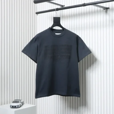 Kurzärmliges T-Shirt mit aufgesticktem Schattenschriftzug