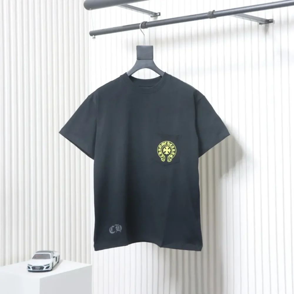 Kurzarm-T-Shirt mit Sanskrit auf der Rückseite