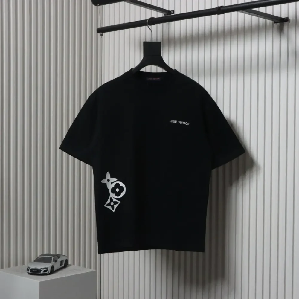 Kurzarm-T-Shirt mit drei Blumen an der Taille