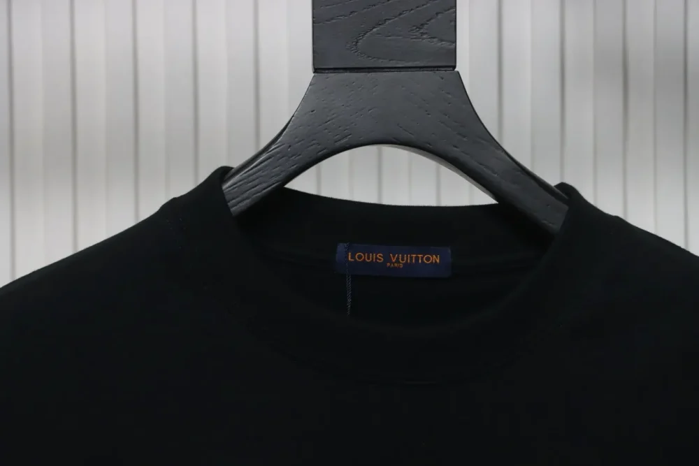 Kurzarm-T-Shirt mit drei Blumen an der Taille – Bild 5