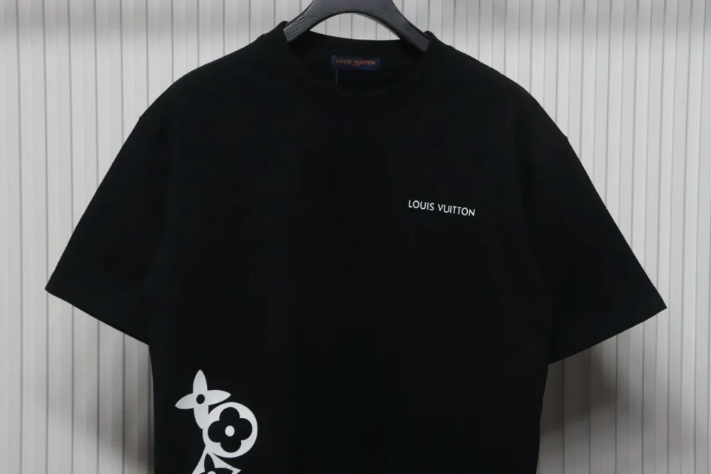 Kurzarm-T-Shirt mit drei Blumen an der Taille – Bild 3