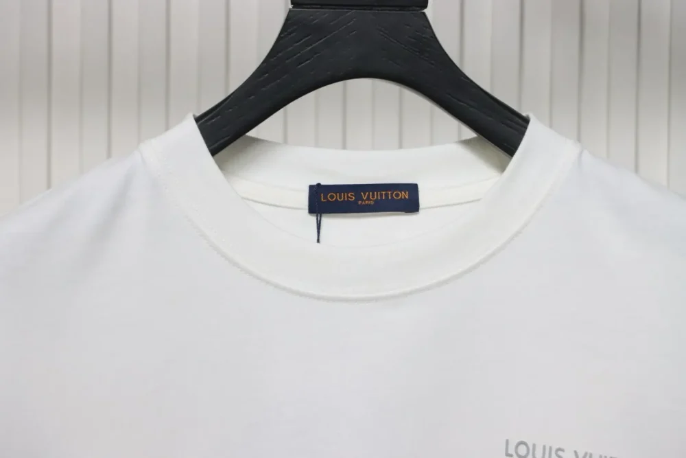 Kurzarm-T-Shirt mit drei Blumen an der Taille – Bild 14