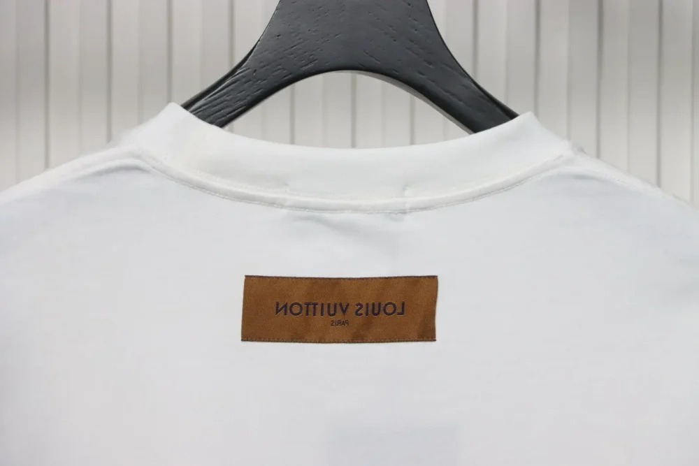Kurzarm-T-Shirt mit drei Blumen an der Taille – Bild 16