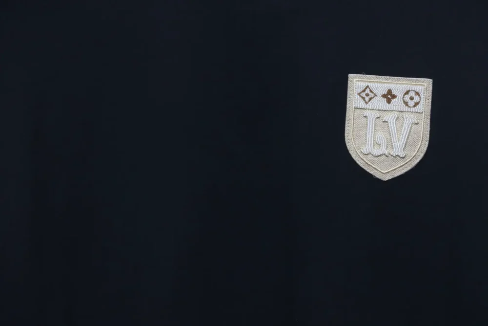 Kurze Ärmel mit aufgesticktem Schild – Bild 6