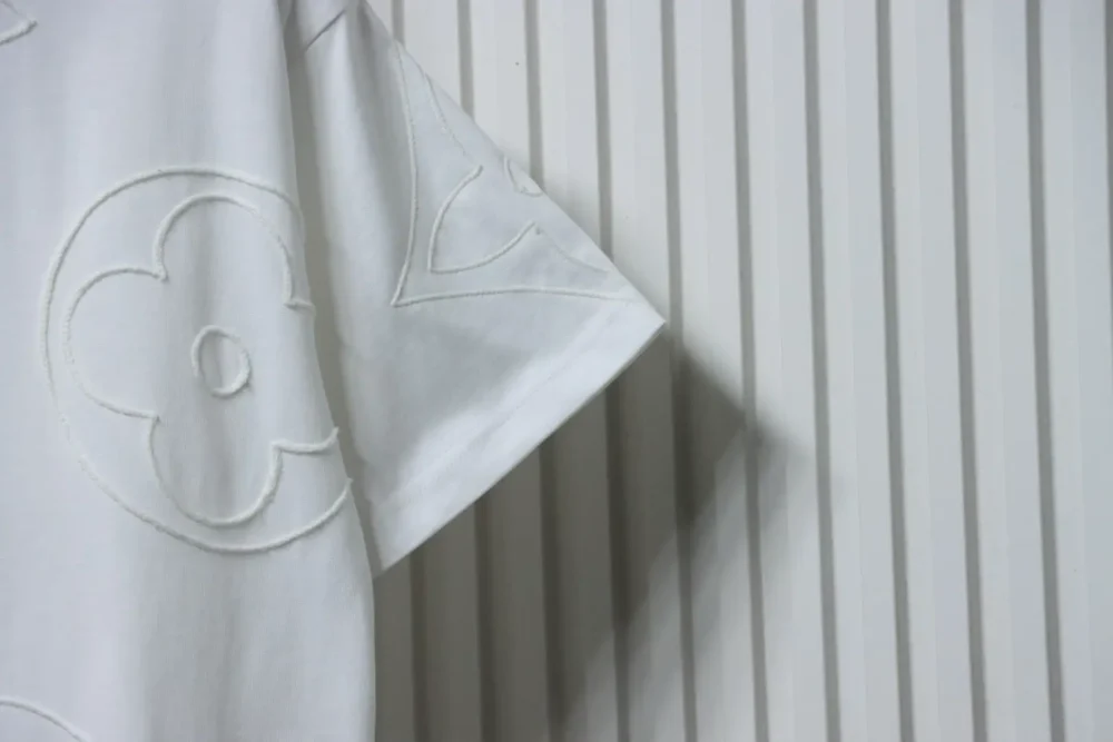 Langes Kurzarm-T-Shirt mit Blumenmuster – Bild 4