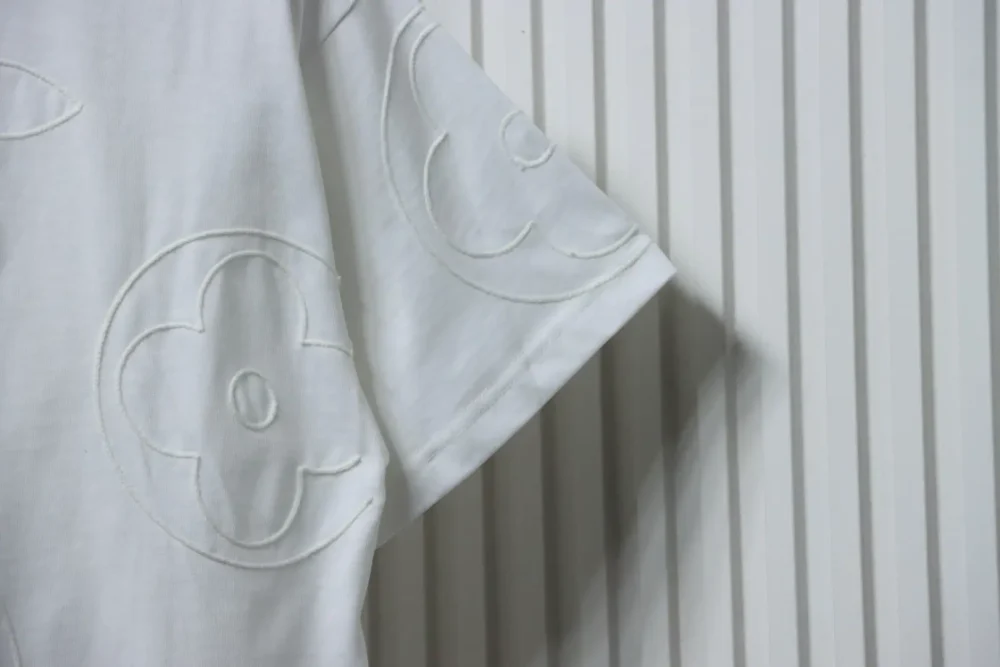 Langes Kurzarm-T-Shirt mit Blumenmuster – Bild 8