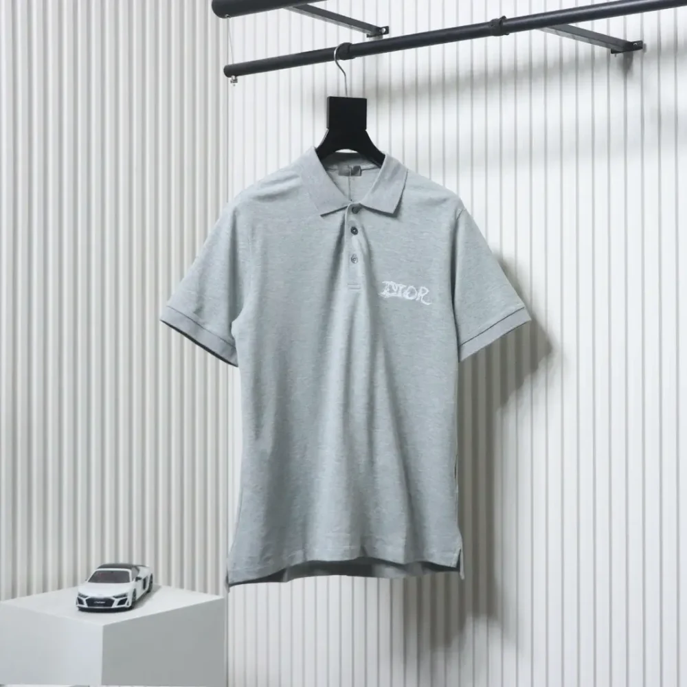 Poloshirt mit aufgestickten Wolkenbuchstaben und kurzen Ärmeln