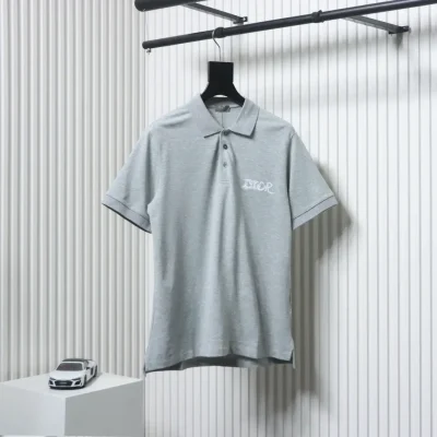 Poloshirt mit aufgestickten Wolkenbuchstaben und kurzen Ärmeln