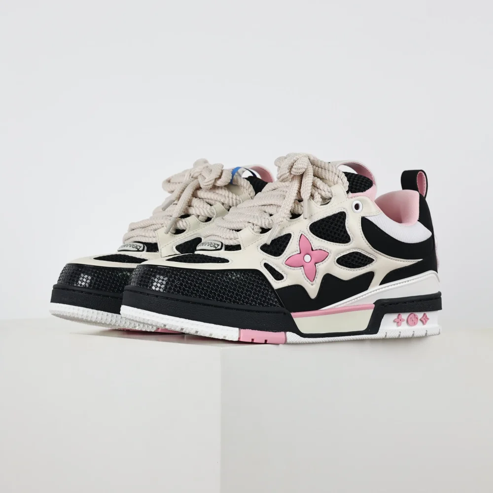 Skate-Sneaker in Rosa Weiß und Schwarz mit Monogramm-Blumenmuster – Bild 3