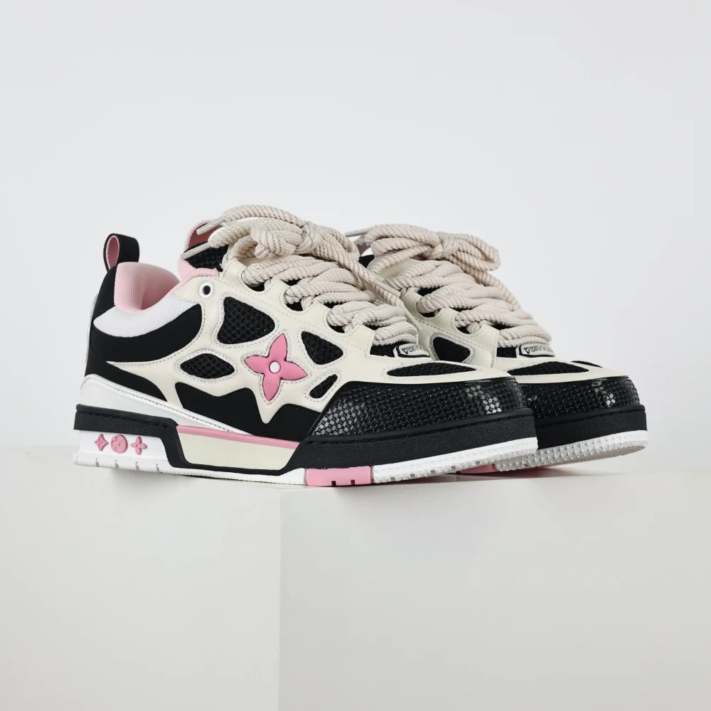 Skate-Sneaker in Rosa Weiß und Schwarz mit Monogramm-Blumenmuster – Bild 2