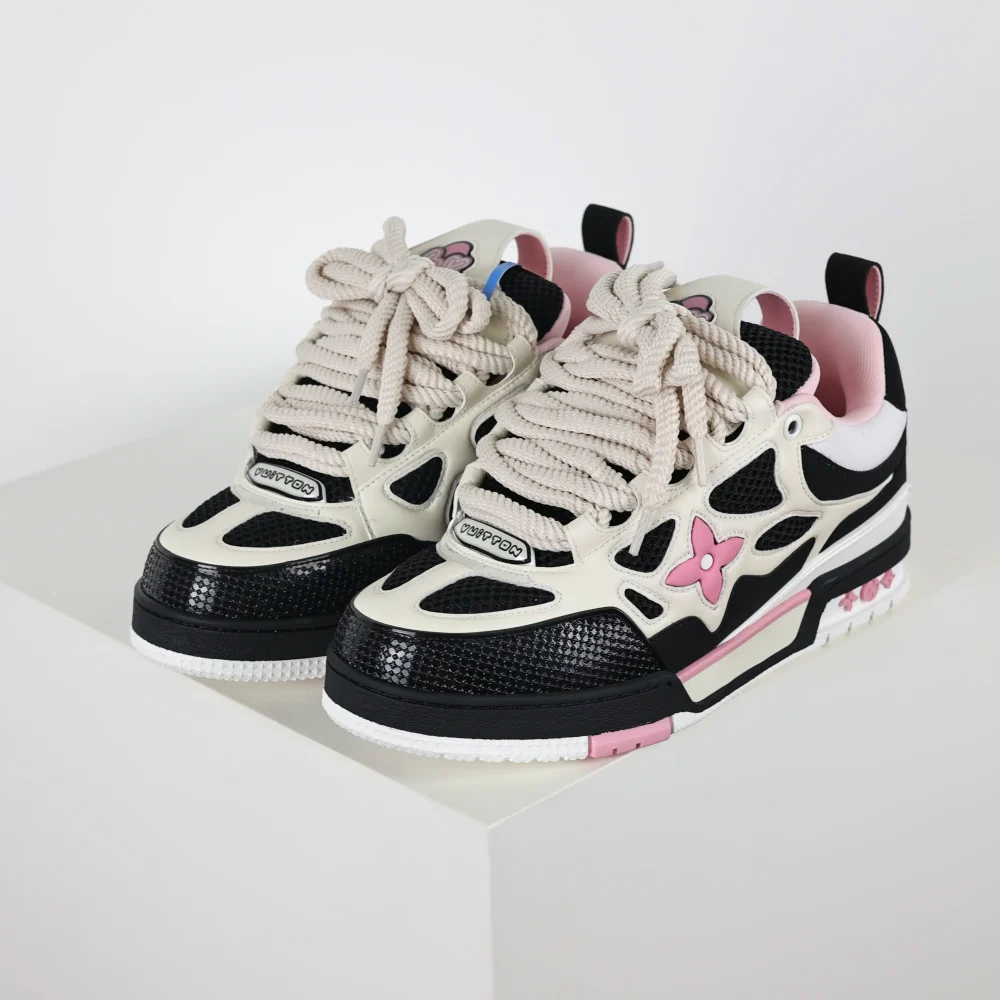 Skate-Sneaker in Rosa Weiß und Schwarz mit Monogramm-Blumenmuster