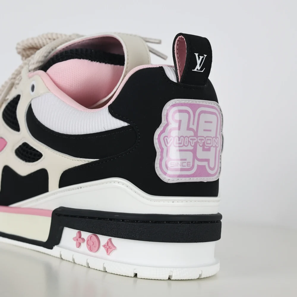 Skate-Sneaker in Rosa Weiß und Schwarz mit Monogramm-Blumenmuster – Bild 10