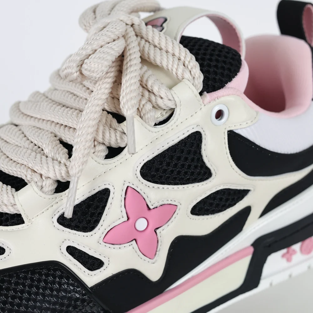 Skate-Sneaker in Rosa Weiß und Schwarz mit Monogramm-Blumenmuster – Bild 11