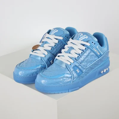 Trainer Sneaker Schriftzug geprägtes Kalbslackleder Blau