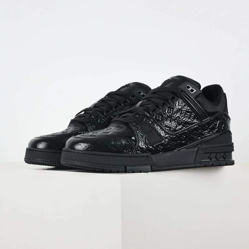 Trainer Sneaker Schriftzug geprägtes Kalbslackleder Schwarz – Bild 2