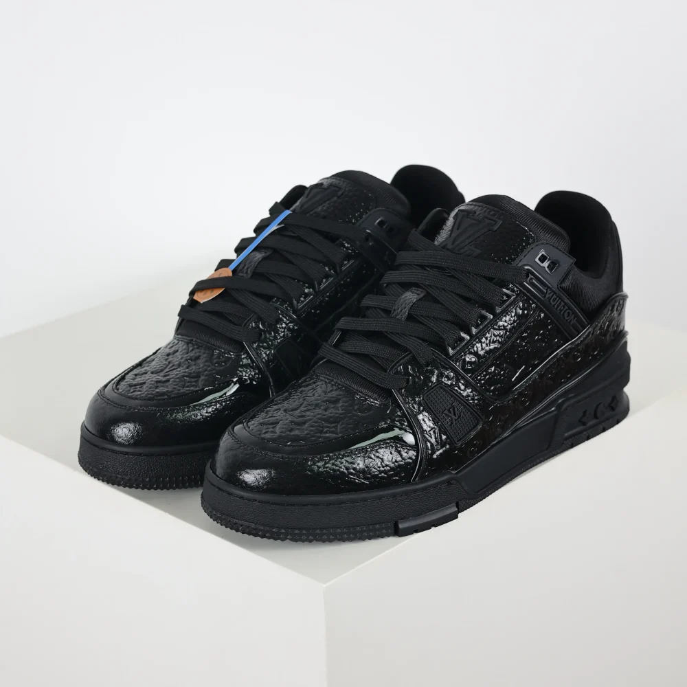 Trainer Sneaker Schriftzug geprägtes Kalbslackleder Schwarz