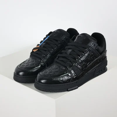 Trainer Sneaker Schriftzug geprägtes Kalbslackleder Schwarz