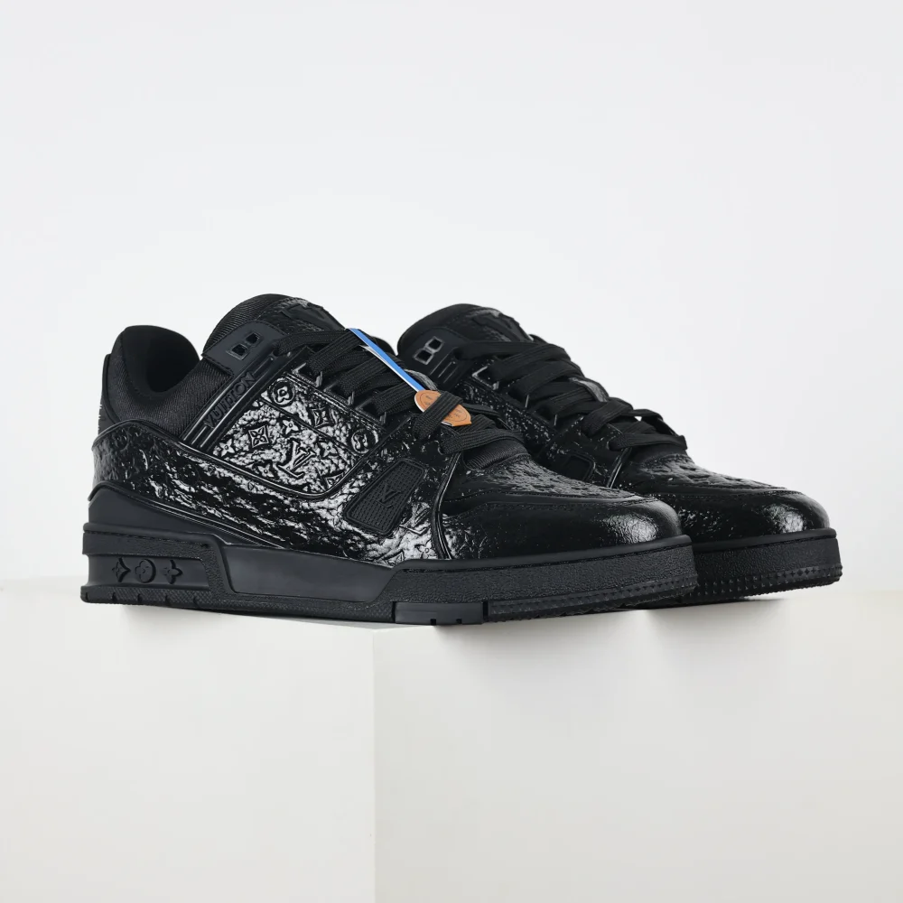 Trainer Sneaker Schriftzug geprägtes Kalbslackleder Schwarz – Bild 3