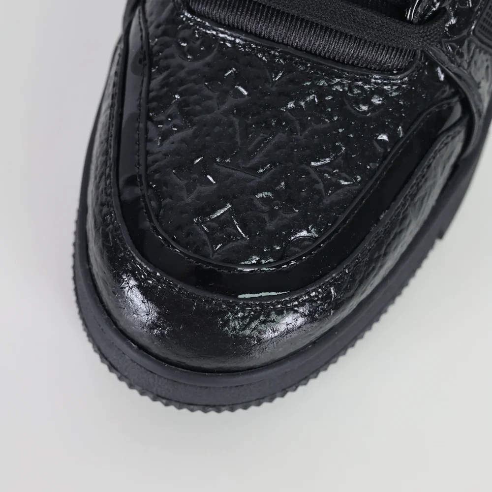 Trainer Sneaker Schriftzug geprägtes Kalbslackleder Schwarz – Bild 9