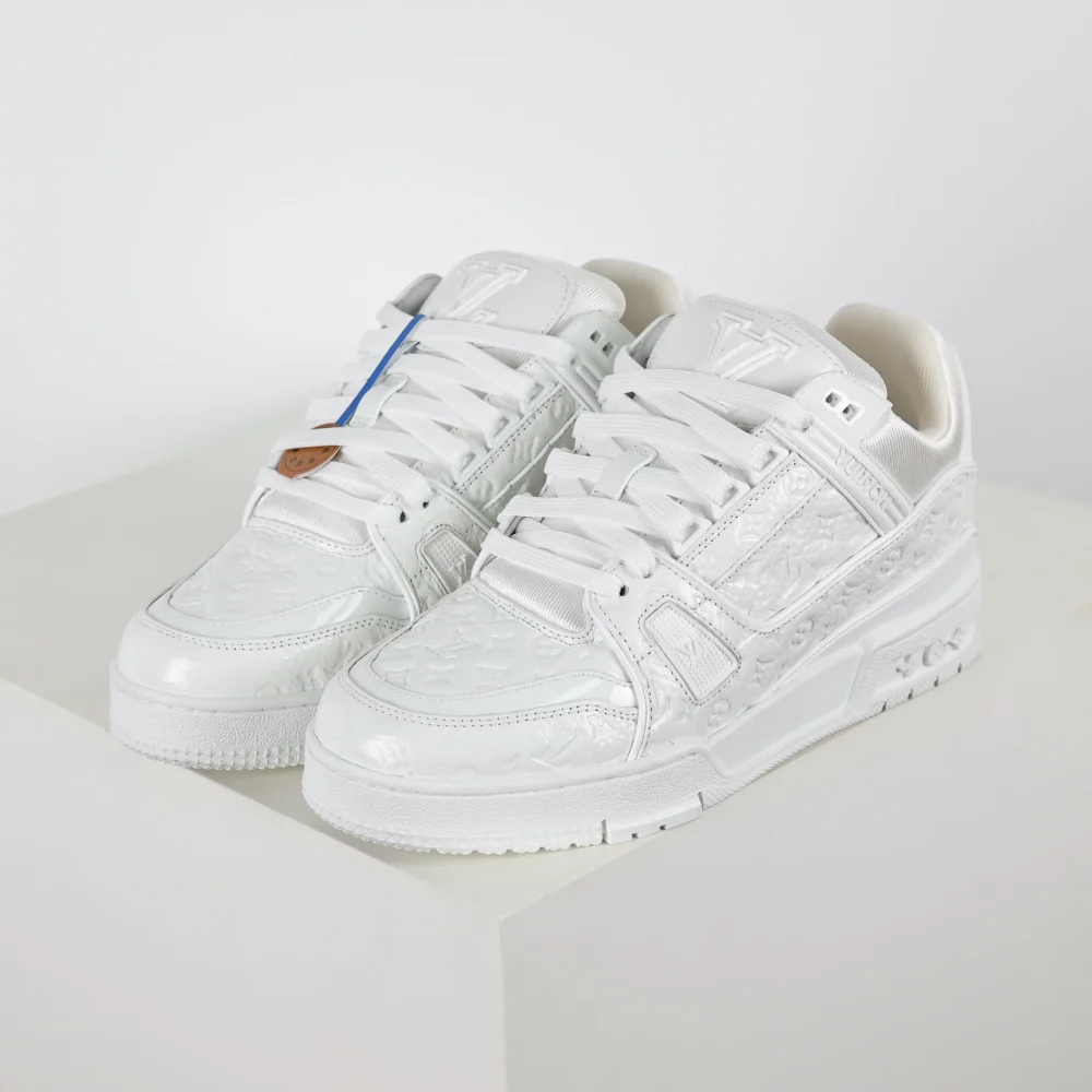 Trainer Sneaker Schriftzug geprägtes Kalbslackleder Weiß