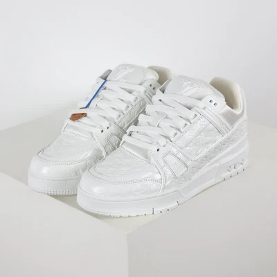 Trainer Sneaker Schriftzug geprägtes Kalbslackleder Weiß