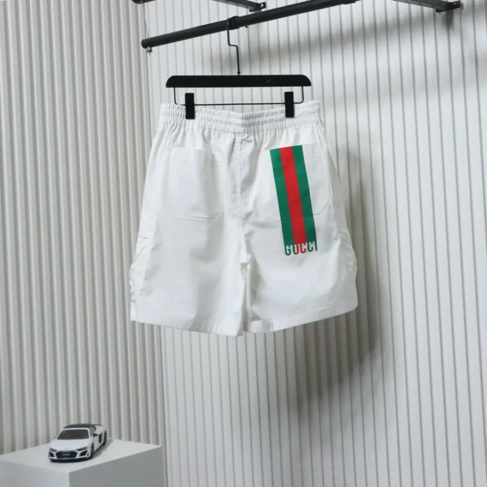 Weiße lässige Sportshorts mit rot-grünem Schriftzug-Print