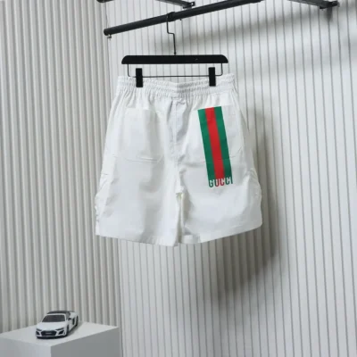 Weiße lässige Sportshorts mit rot-grünem Schriftzug-Print
