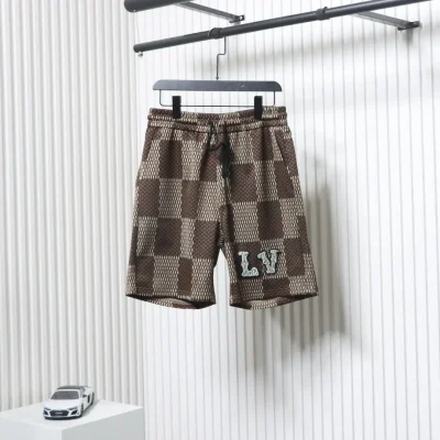 Wollshorts mit Schachbrettmuster und Strassbesatz und Co-Branding von Pharrell
